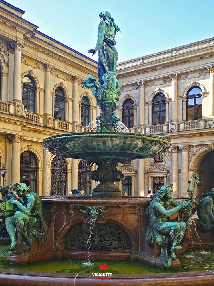 Ayuntamiento de Hamburgo patio interior con la Fuente de Higía